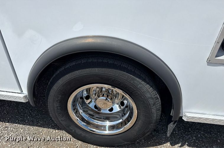 image for item EG5988 2001 Ford E350 Super Duty ambulance