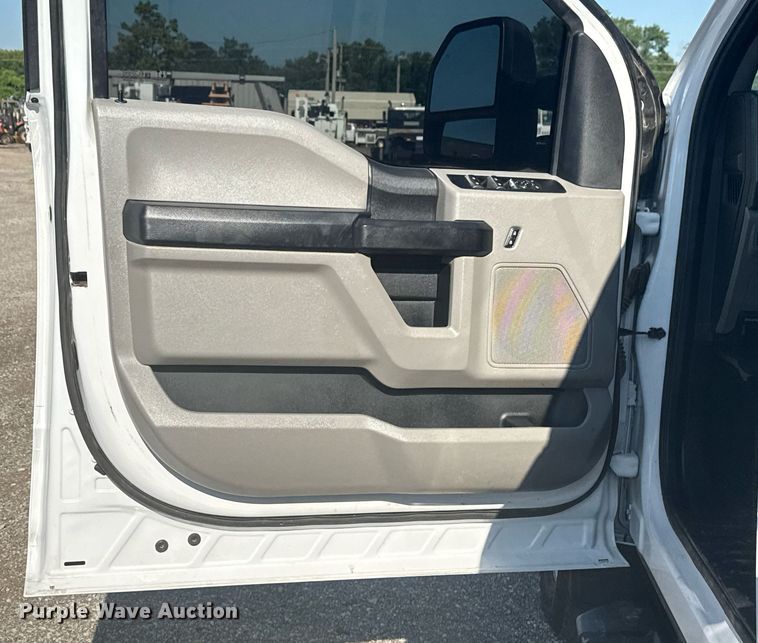 image for item EG5992 2021 Ford F350 Super Duty Crew Cab pickup truck