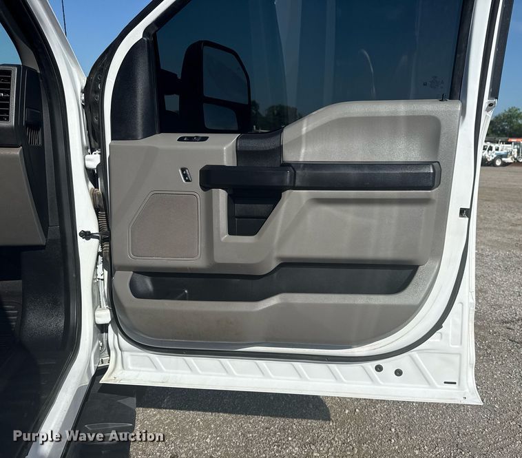 image for item EG5992 2021 Ford F350 Super Duty Crew Cab pickup truck