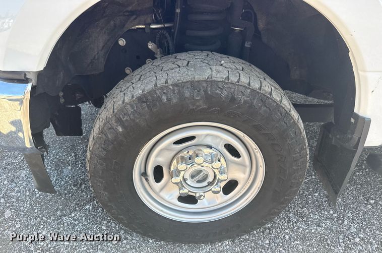 image for item EG5992 2021 Ford F350 Super Duty Crew Cab pickup truck