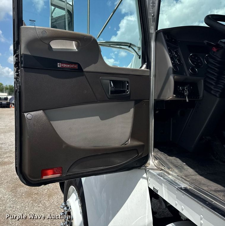 image for item EG5997 2019 Kenworth T370 box truck