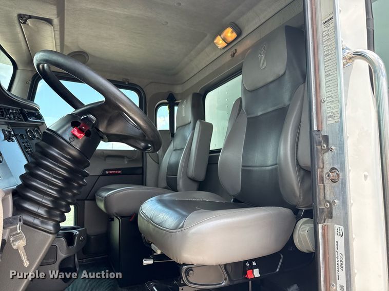 image for item EG5997 2019 Kenworth T370 box truck