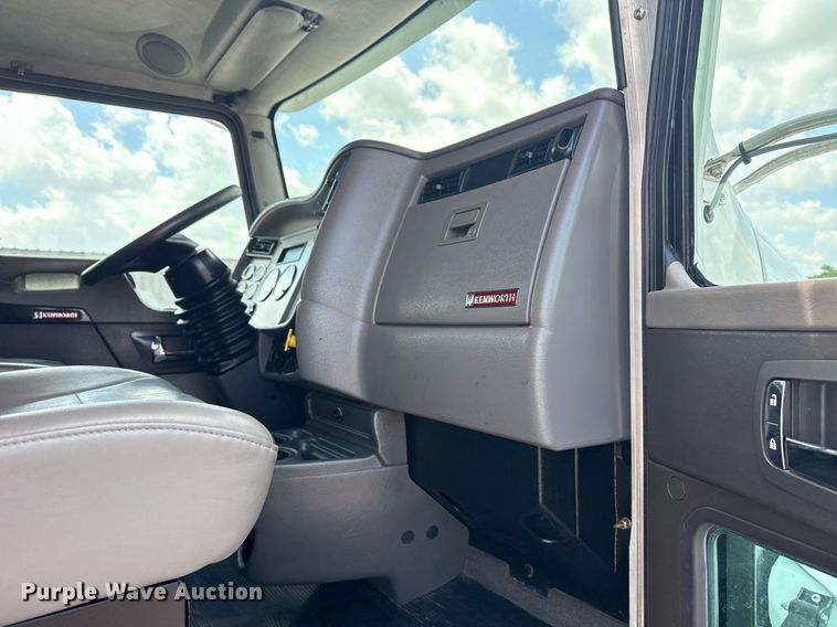 image for item EG5997 2019 Kenworth T370 box truck