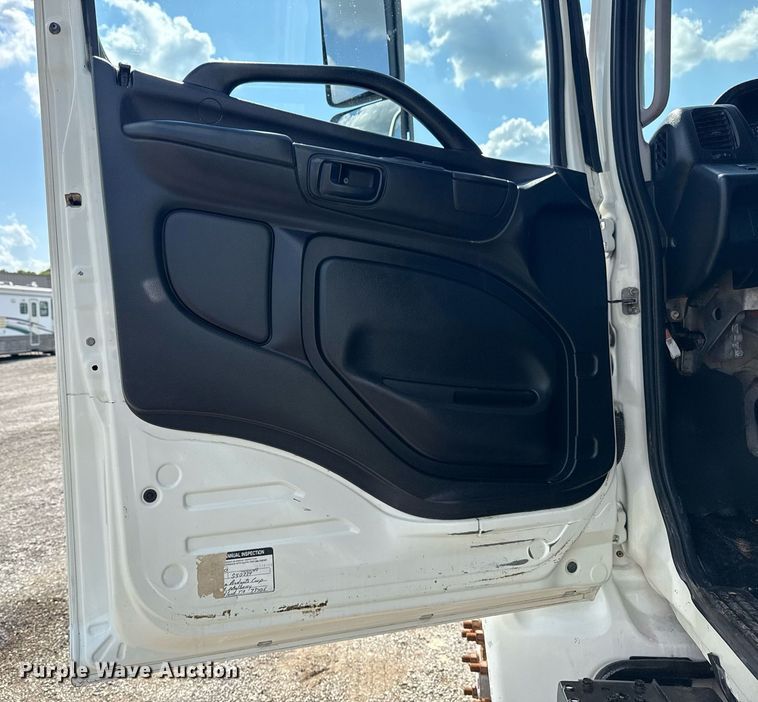 image for item EG6007 2015 Hino 338 truck cab and chassis