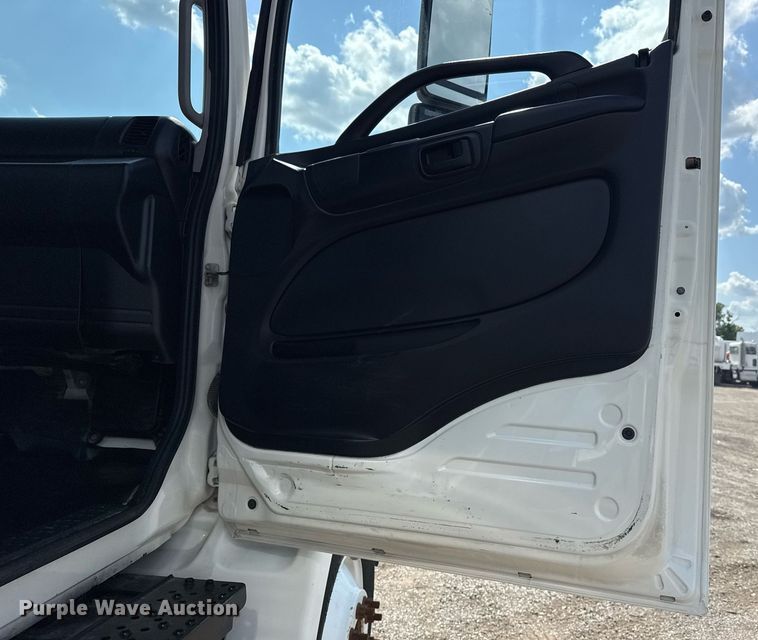 image for item EG6007 2015 Hino 338 truck cab and chassis