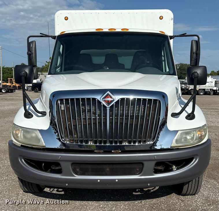 image for item EG6010 2002 International 4300 delivery truck