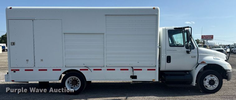 image for item EG6010 2002 International 4300 delivery truck