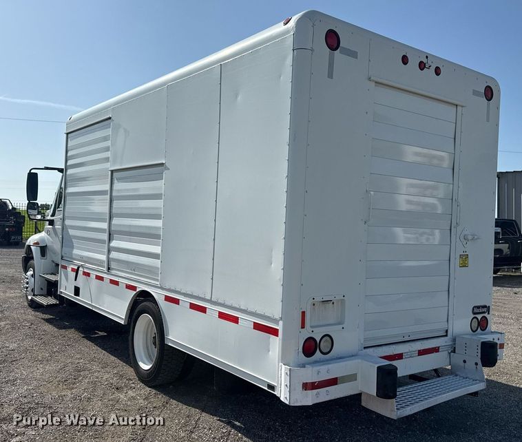 image for item EG6010 2002 International 4300 delivery truck