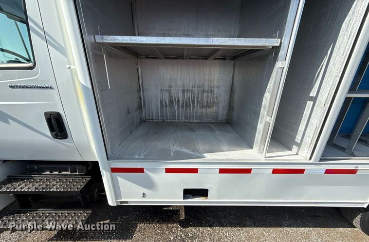 image for item EG6010 2002 International 4300 delivery truck