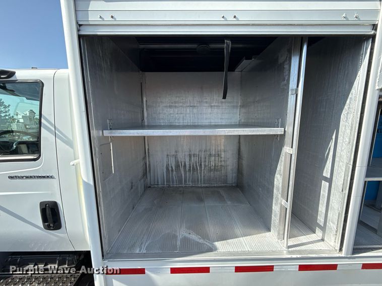 image for item EG6010 2002 International 4300 delivery truck
