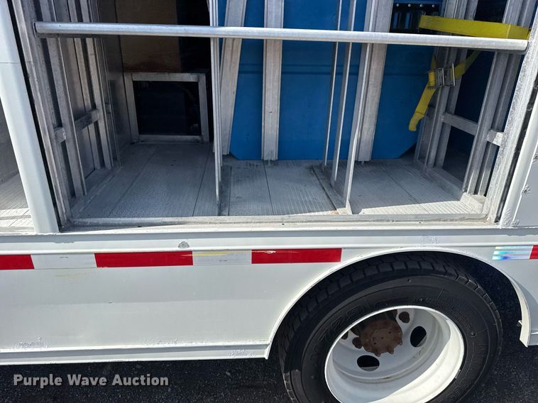 image for item EG6010 2002 International 4300 delivery truck