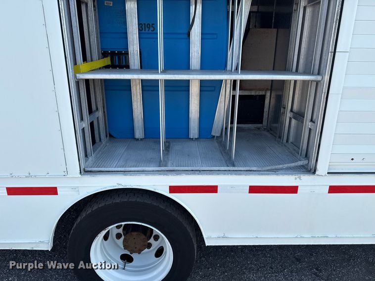 image for item EG6010 2002 International 4300 delivery truck