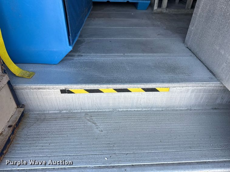 image for item EG6010 2002 International 4300 delivery truck