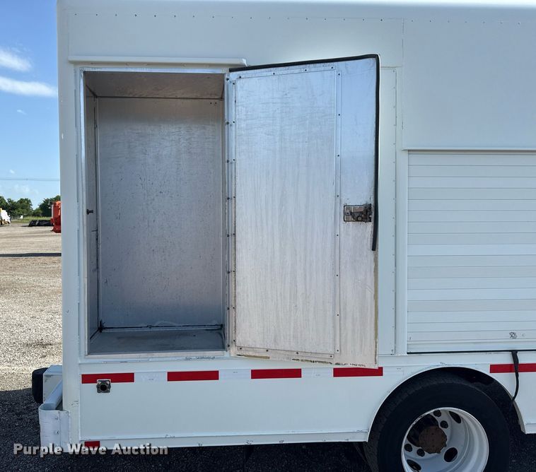 image for item EG6010 2002 International 4300 delivery truck