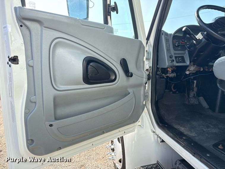 image for item EG6010 2002 International 4300 delivery truck