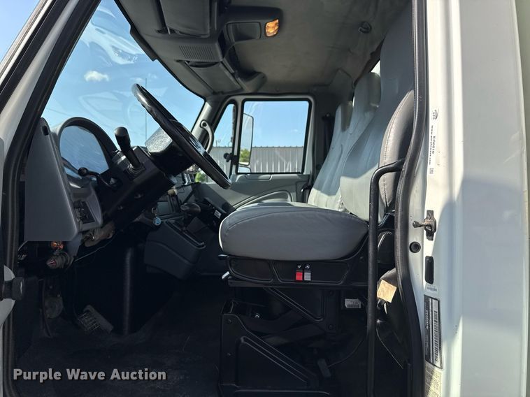 image for item EG6010 2002 International 4300 delivery truck