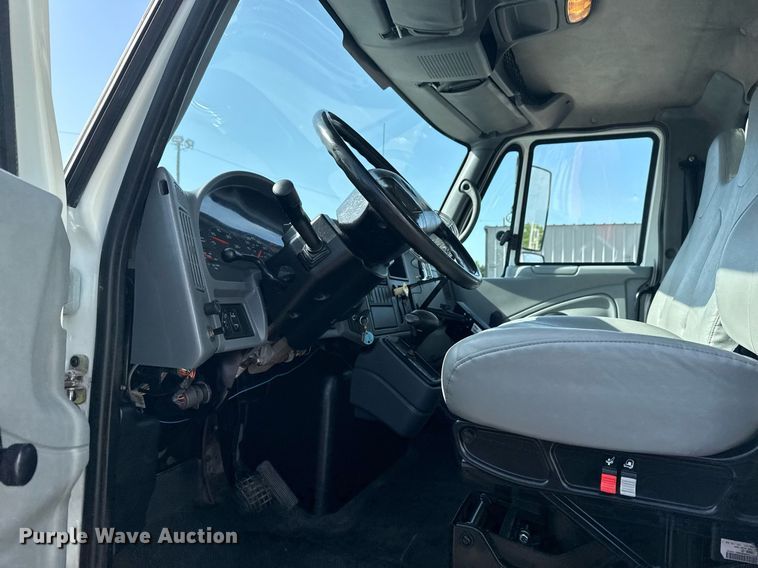 image for item EG6010 2002 International 4300 delivery truck