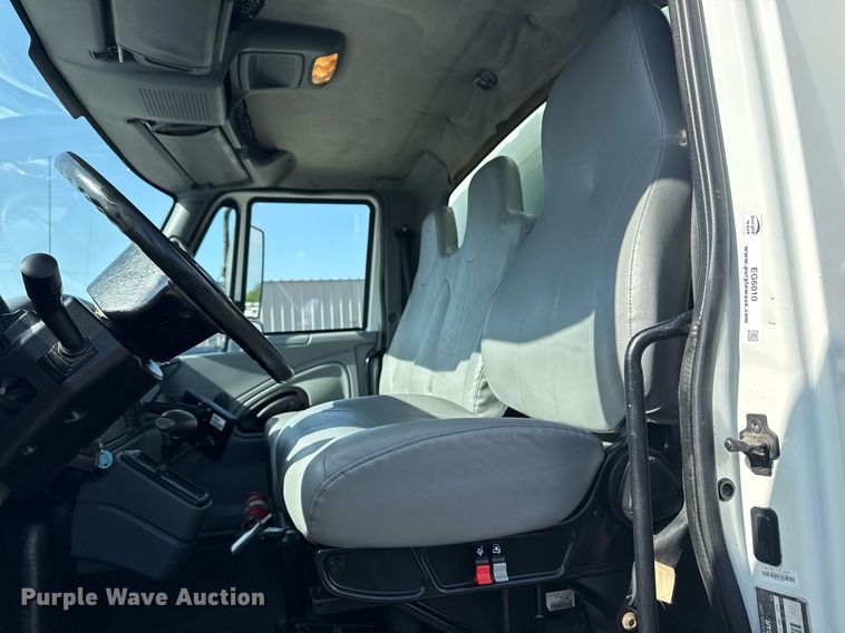 image for item EG6010 2002 International 4300 delivery truck