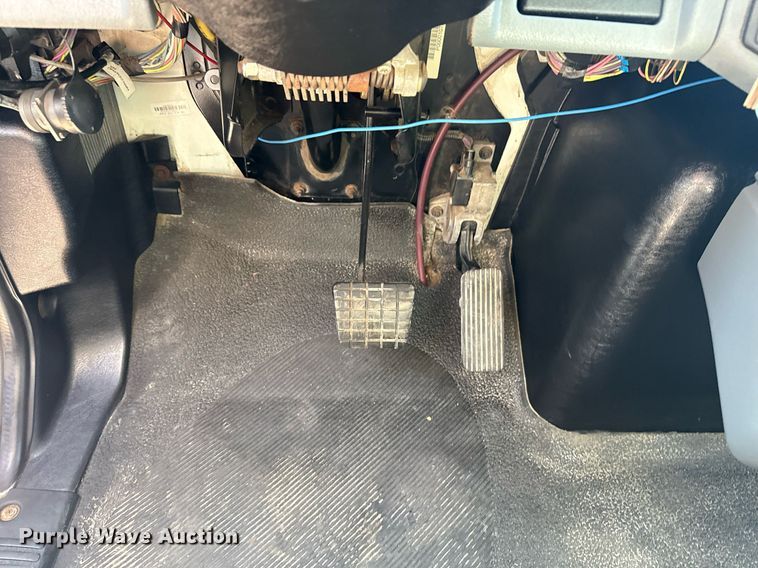 image for item EG6010 2002 International 4300 delivery truck