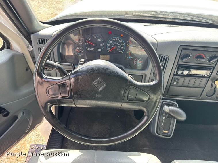 image for item EG6010 2002 International 4300 delivery truck