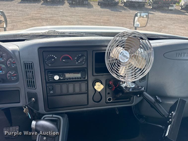 image for item EG6010 2002 International 4300 delivery truck