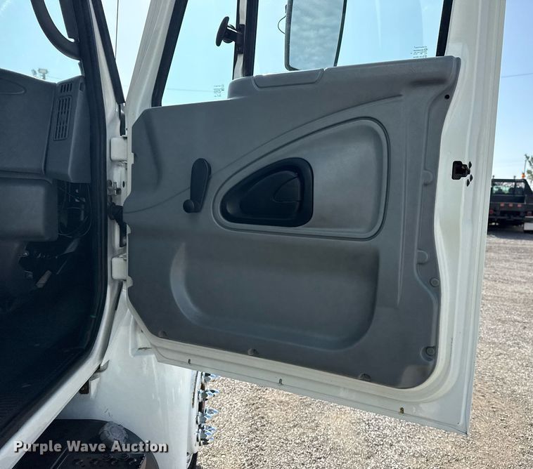 image for item EG6010 2002 International 4300 delivery truck