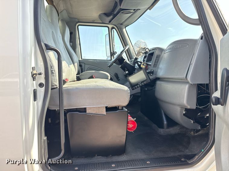 image for item EG6010 2002 International 4300 delivery truck