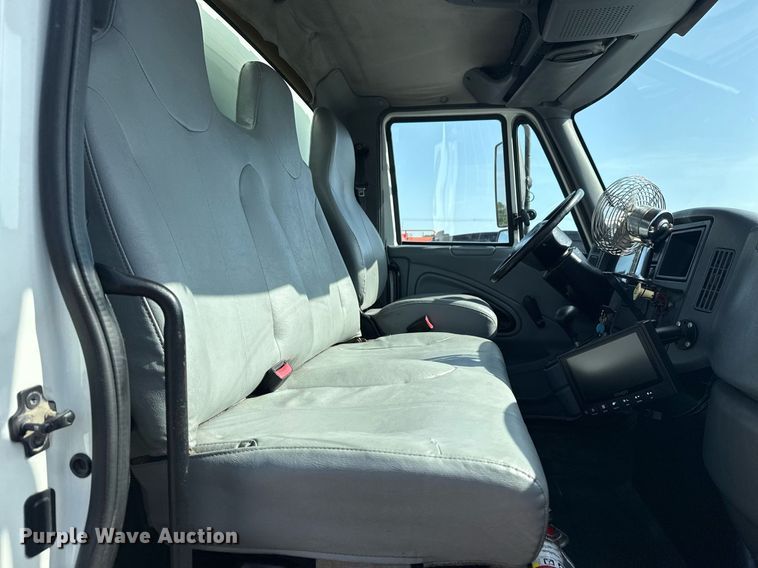 image for item EG6010 2002 International 4300 delivery truck