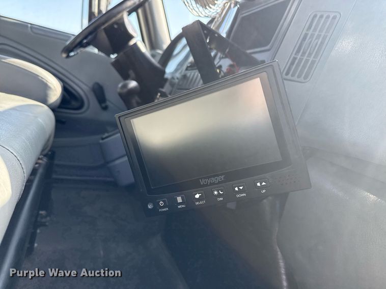 image for item EG6010 2002 International 4300 delivery truck