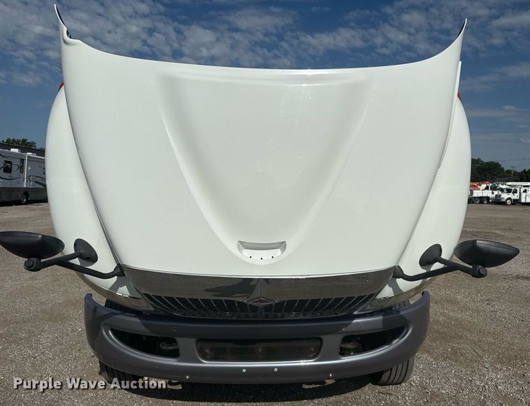 image for item EG6010 2002 International 4300 delivery truck