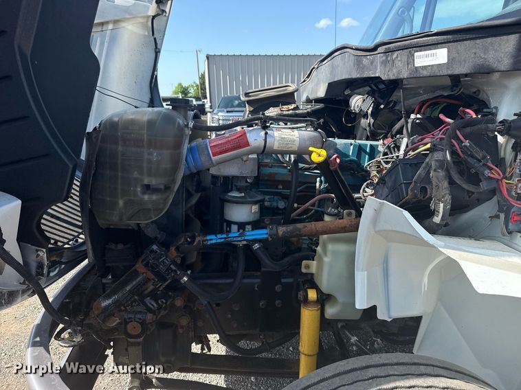 image for item EG6010 2002 International 4300 delivery truck