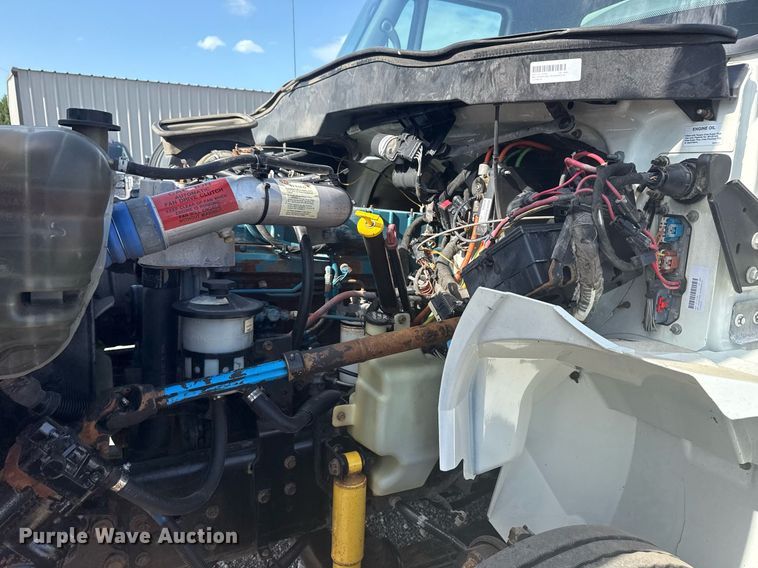 image for item EG6010 2002 International 4300 delivery truck