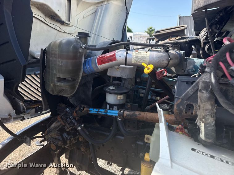 image for item EG6010 2002 International 4300 delivery truck