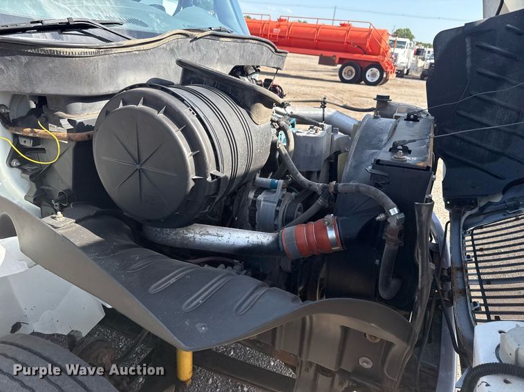 image for item EG6010 2002 International 4300 delivery truck