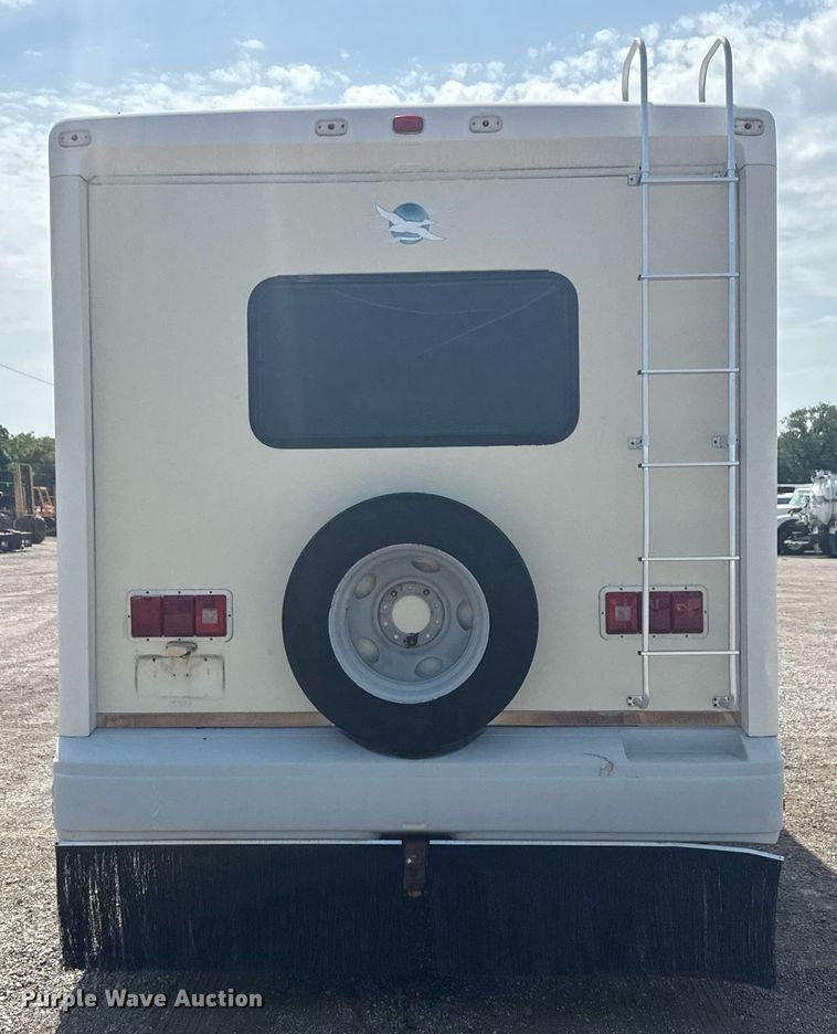 image for item EG6019 1994 SeaBreeze Chevrolet P30 RV