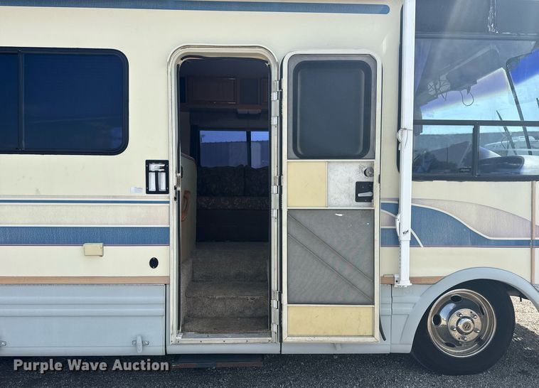 image for item EG6019 1994 SeaBreeze Chevrolet P30 RV