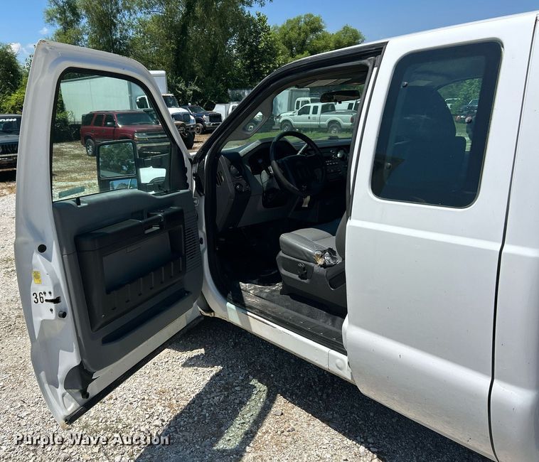 image for item EK8307 2015 Ford F250 Super Duty XL SuperCab pickup truck cab and chassis