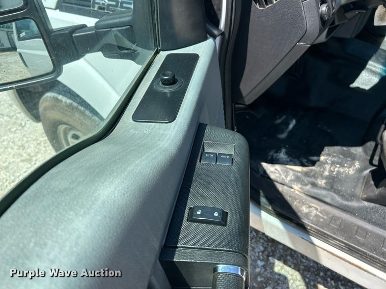 image for item EK8307 2015 Ford F250 Super Duty XL SuperCab pickup truck cab and chassis