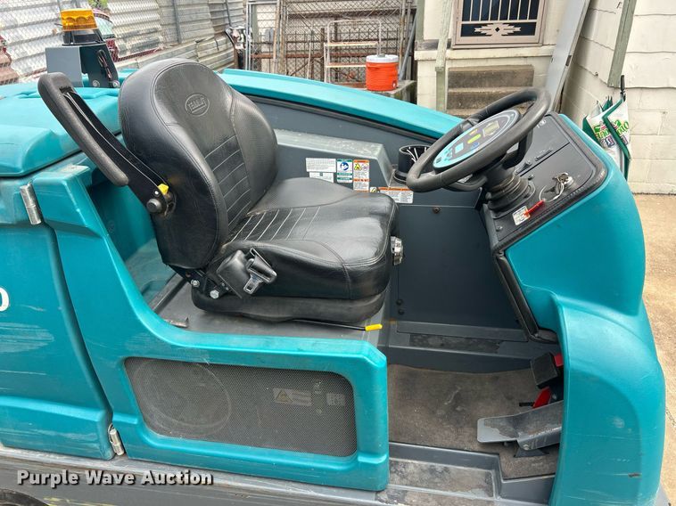 image for item EK8333 Tennant T20 floor scrubber