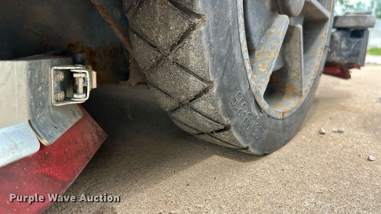 image for item EK8333 Tennant T20 floor scrubber