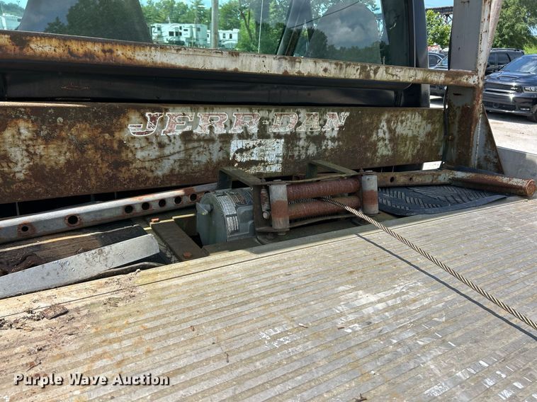 image for item EK8334 1993 Ford F450 Super Duty rollback truck