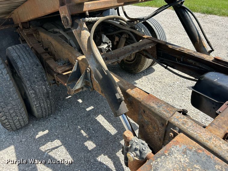 image for item EK8334 1993 Ford F450 Super Duty rollback truck