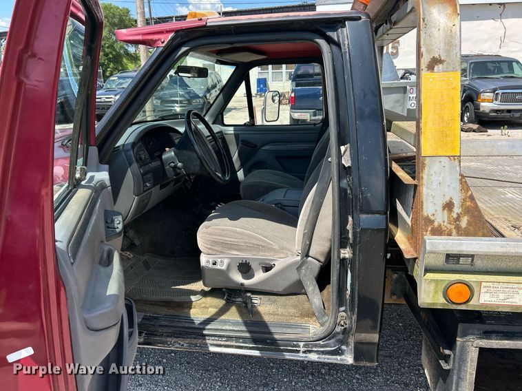 image for item EK8334 1993 Ford F450 Super Duty rollback truck