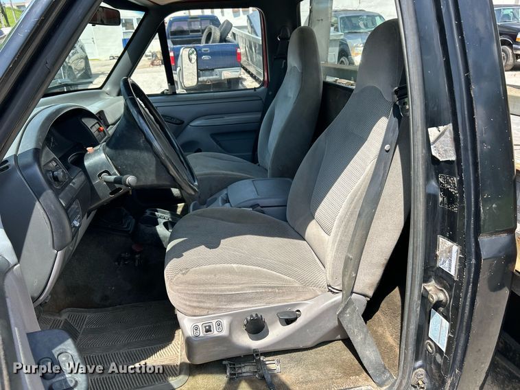 image for item EK8334 1993 Ford F450 Super Duty rollback truck