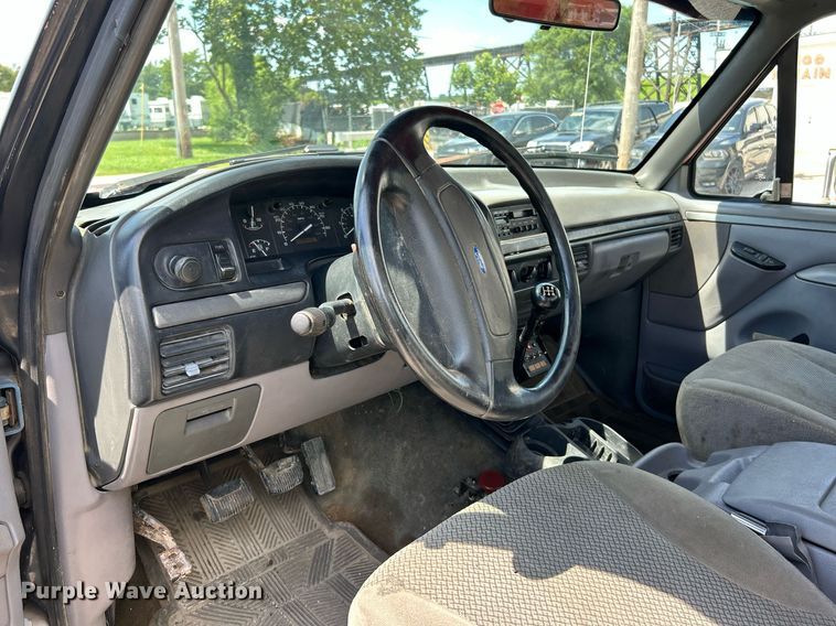 image for item EK8334 1993 Ford F450 Super Duty rollback truck