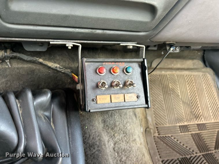 image for item EK8334 1993 Ford F450 Super Duty rollback truck