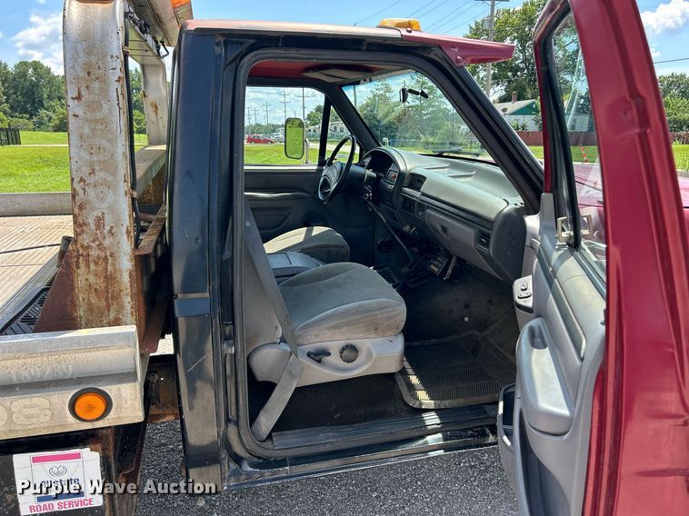 image for item EK8334 1993 Ford F450 Super Duty rollback truck