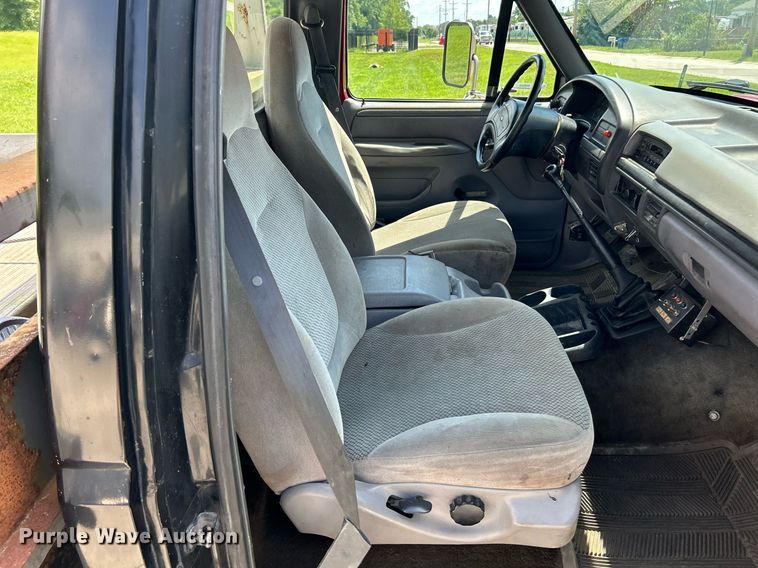 image for item EK8334 1993 Ford F450 Super Duty rollback truck