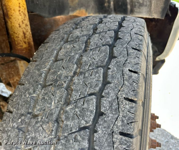 image for item EK8334 1993 Ford F450 Super Duty rollback truck