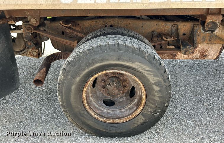 image for item EK8334 1993 Ford F450 Super Duty rollback truck